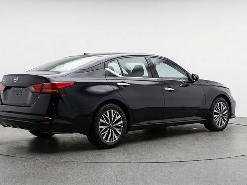 Used 2025 Nissan Altima 2.5 SV FWD image 9