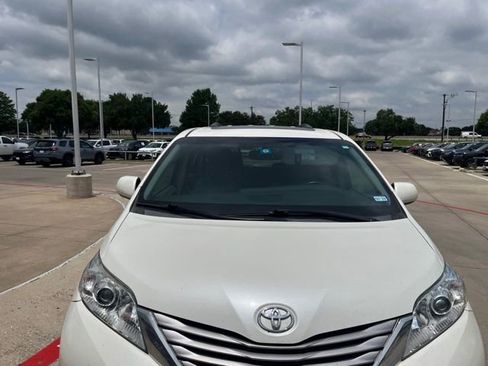 Used 2017 Toyota Sienna XLE Premium FWD image 2