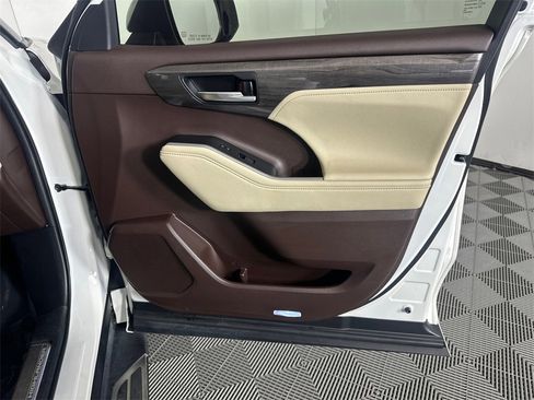 Used 2021 Toyota Highlander Platinum image 14