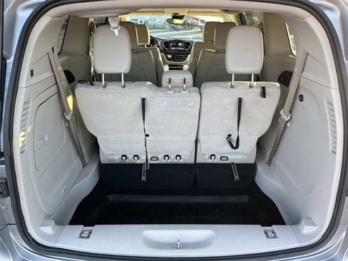 Used 2021 Chrysler Pacifica Touring-L image 24