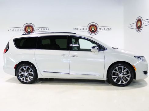 Used 2019 Chrysler Pacifica Limited w/ Tire & Wheel Group FWD image 30
