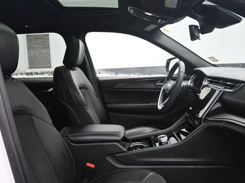 Used 2023 Jeep Grand Cherokee Altitude image 8