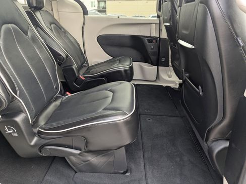 Used 2023 Chrysler Pacifica Limited w/ Uconnect Theater Family Group image 33