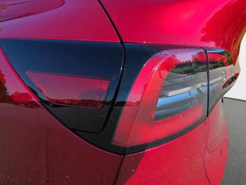 Used 2024 Tesla Model Y Long Range RWD image 35
