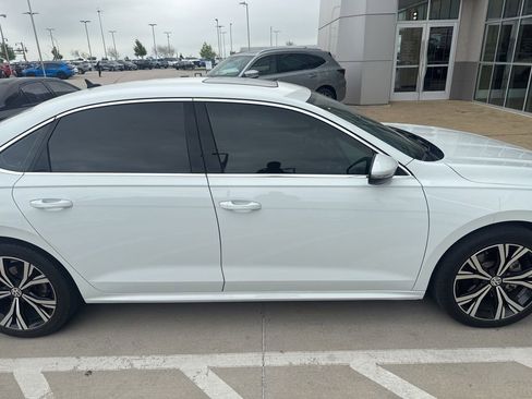 Used 2021 Volkswagen Passat 2.0T SE image 4