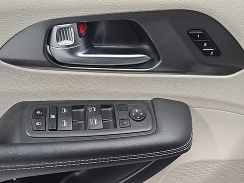 Used 2023 Chrysler Pacifica Touring-L FWD image 11