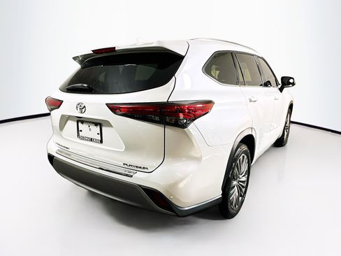 Used 2021 Toyota Highlander Platinum FWD image 3
