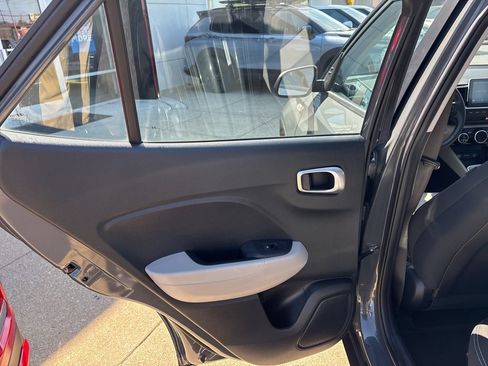 Used 2025 Hyundai Venue SEL FWD image 11