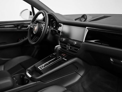 Certified 2025 Porsche Macan AWD/4WD image 20