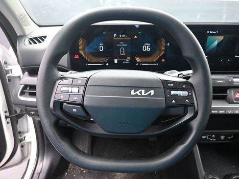 Used 2025 Kia K4 LXS image 22