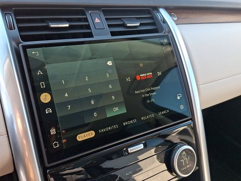 Used 2025 Land Rover Discovery Dynamic SE image 17