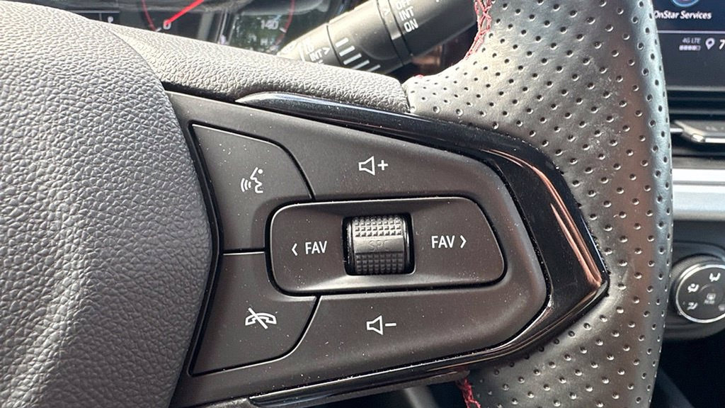 Used 2025 Chevrolet Trax RS FWD image 15