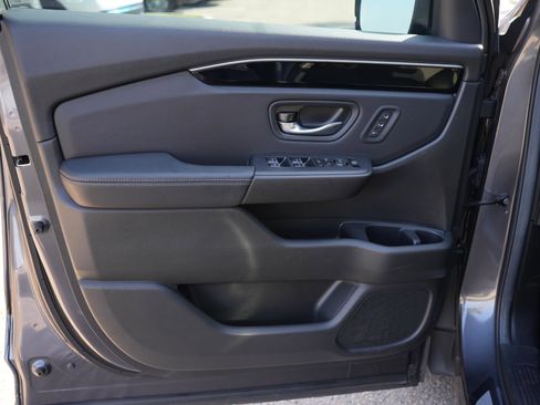 Used 2025 Honda Pilot EX-L image 10