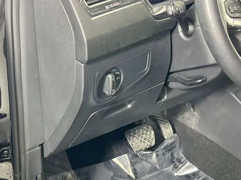 Used 2022 Volkswagen Tiguan SE image 10