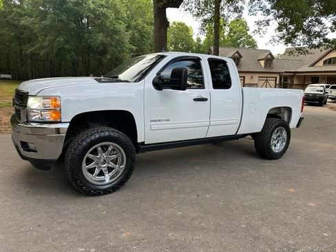 Used 2011 Chevrolet Silverado 2500 LT w/ Interior Plus Package RWD image 2