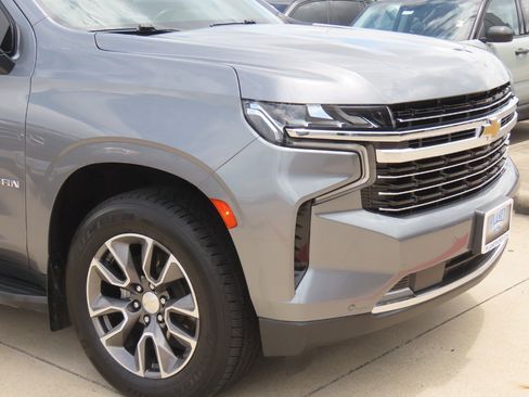 Used 2021 Chevrolet Suburban LT w/ LT Signature Package AWD/4WD image 6