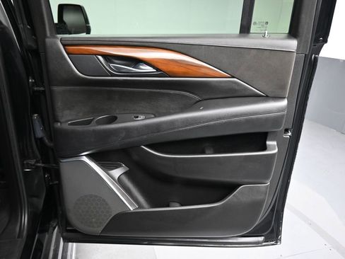 Used 2017 Cadillac Escalade ESV Luxury image 47