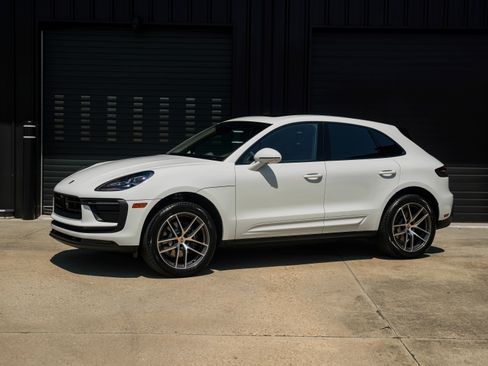 New 2026 Porsche Macan image 1