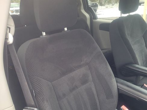 Used 2018 Dodge Grand Caravan SE w/ UConnect Hands-Free Group image 22