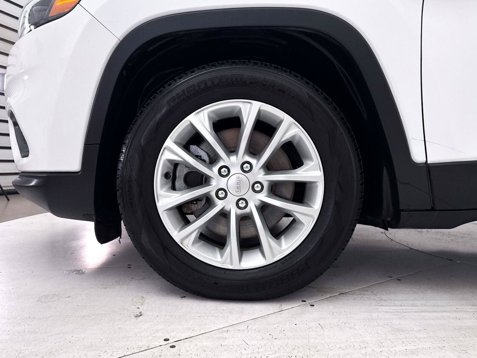 Used 2019 Jeep Cherokee Latitude w/ Popular Appearance Group FWD image 13