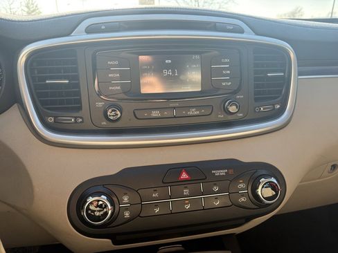 Used 2017 Kia Sorento LX image 14