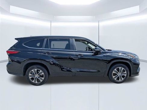 Used 2023 Toyota Highlander XLE FWD image 3