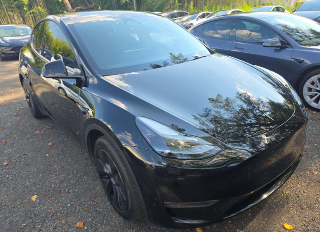 Used 2024 Tesla Model Y Long Range AWD/4WD image 3
