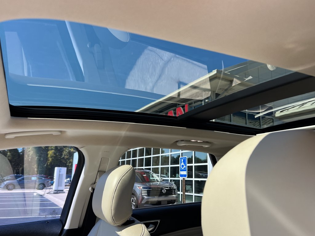 Used 2018 Ford Edge Titanium w/ Equipment Group 302A FWD image 12