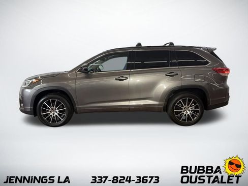 Used 2017 Toyota Highlander SE image 2