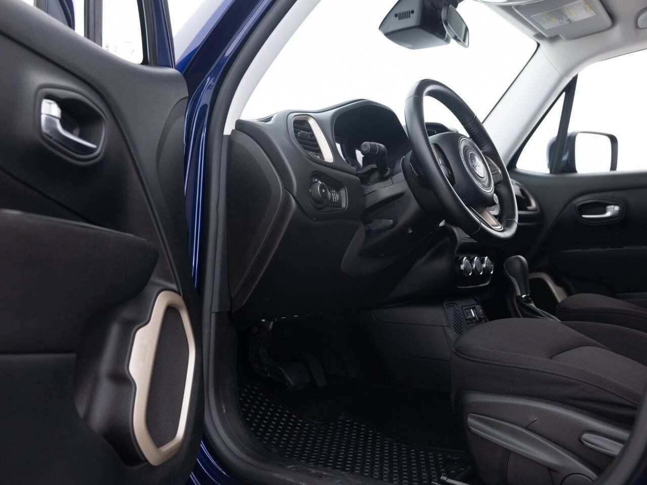 Used 2016 Jeep Renegade Latitude FWD image 29