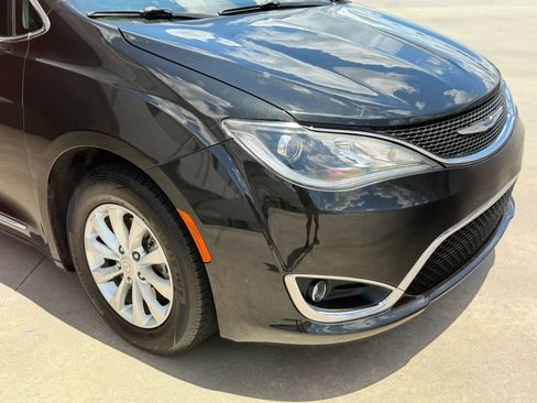 Used 2019 Chrysler Pacifica Touring-L FWD image 5