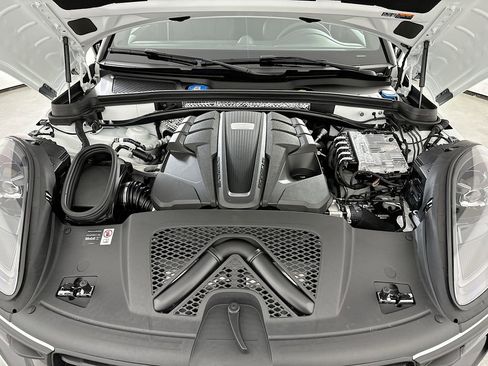 New 2026 Porsche Macan GTS AWD/4WD image 32