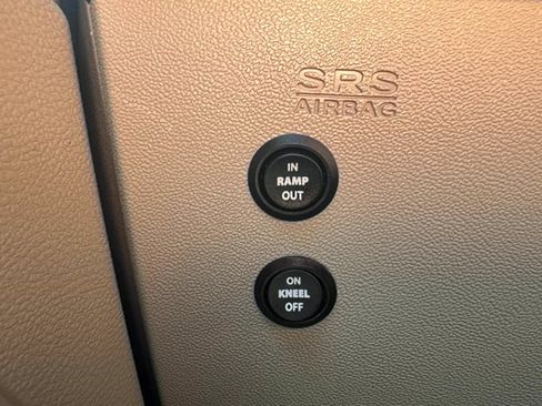Used 2016 Dodge Grand Caravan SXT FWD image 18