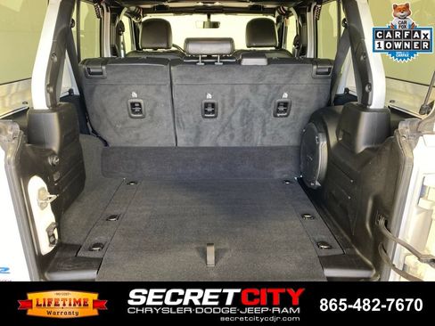 Used 2022 Jeep Wrangler Unlimited Sahara AWD/4WD image 30