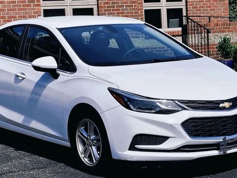 Used 2018 Chevrolet Cruze LT w/ Convenience Package FWD image 6