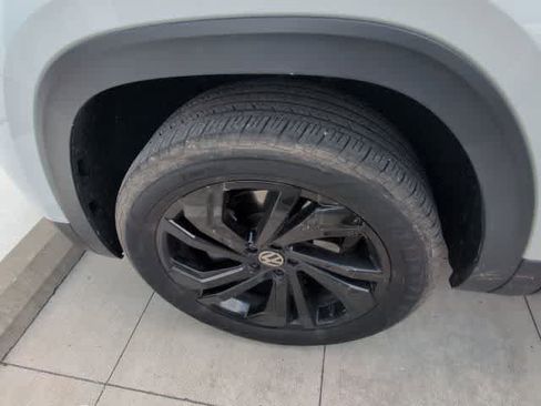 Used 2023 Volkswagen Atlas SE w/ Black Wheel Package image 11