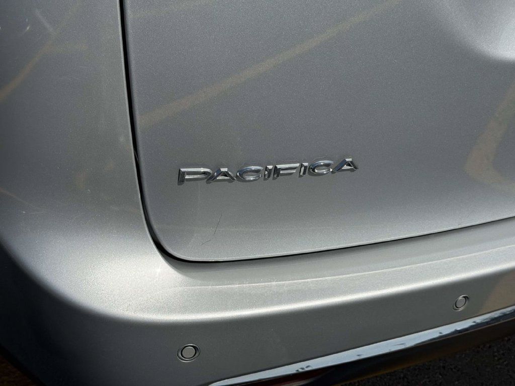Used 2023 Chrysler Pacifica Touring-L FWD image 11