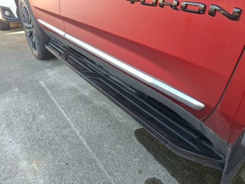 Used 2023 GMC Yukon SLT w/ SLT Premium Package image 6