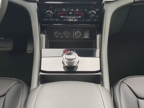 New 2025 Jeep Grand Cherokee Limited w/ Luxury Tech Group II image 17