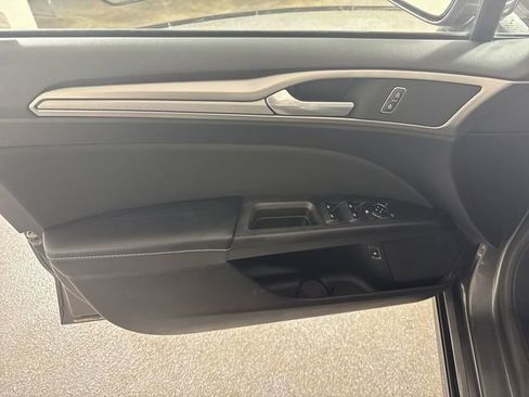 Used 2019 Ford Fusion SE image 18