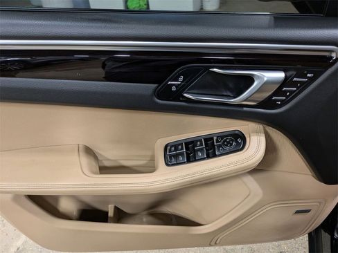 Used 2022 Porsche Macan w/ Premium Package Plus image 14