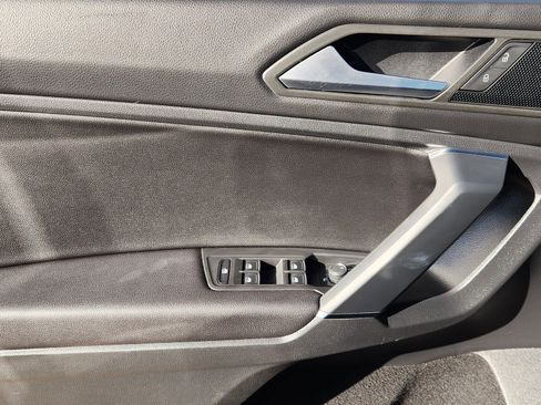 Used 2020 Volkswagen Tiguan SE w/ Panoramic Sunroof Package image 27