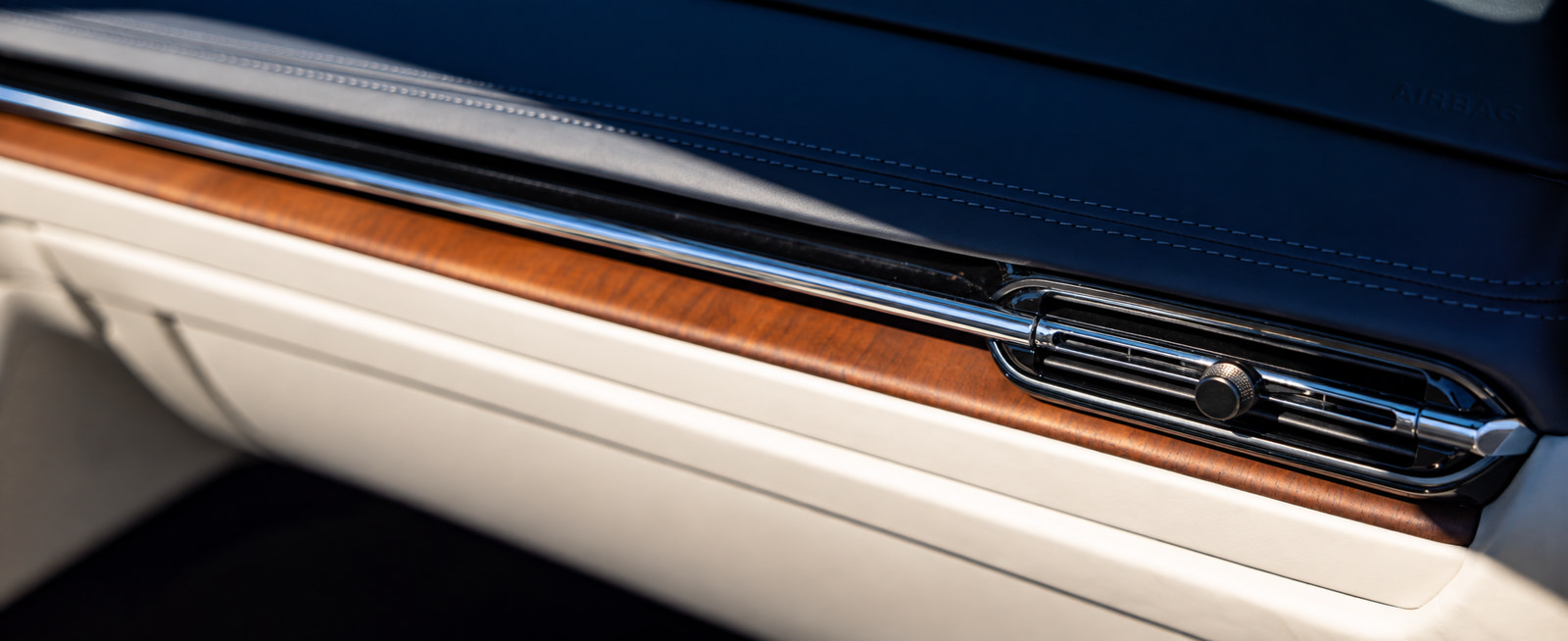Used 2024 Aston Martin DB12 Convertible RWD image 22
