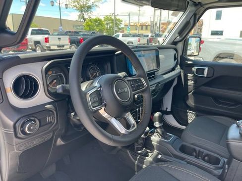 Used 2024 Jeep Wrangler Unlimited Sahara AWD/4WD image 17