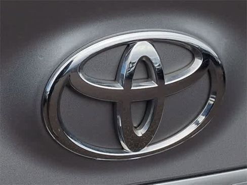 Used 2024 Toyota Camry SE image 12