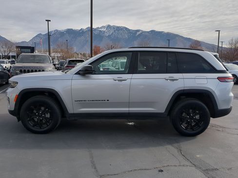 Used 2024 Jeep Grand Cherokee Altitude image 7