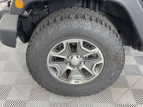 Used 2017 Jeep Wrangler Unlimited Rubicon w/ Connectivity Group AWD/4WD image 8
