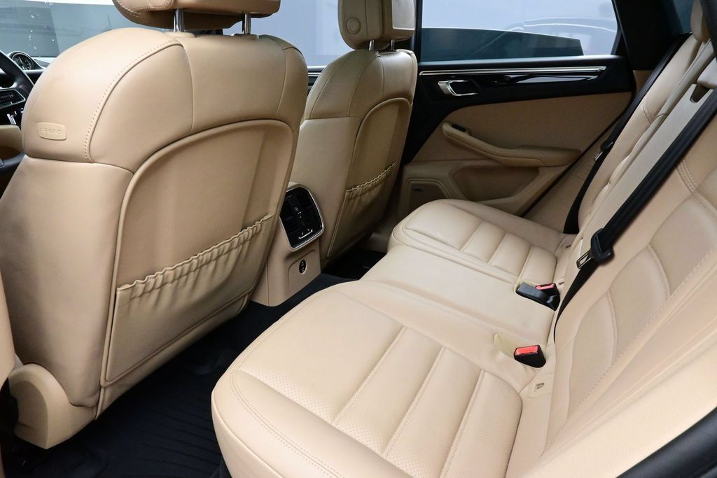 Certified 2022 Porsche Macan S AWD/4WD image 15