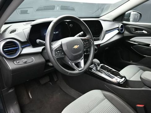 Used 2025 Chevrolet Trax LT w/ LT Convenience Package FWD image 11