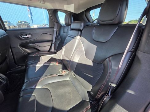 Used 2019 Jeep Cherokee Trailhawk AWD/4WD image 12